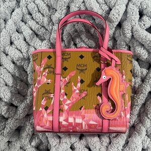 MCM Toni Top-Zip Shopper In Cubic Coral Visetos
